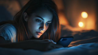 L’impact de la lumière bleue sur votre peau : mythe ou réalité ?